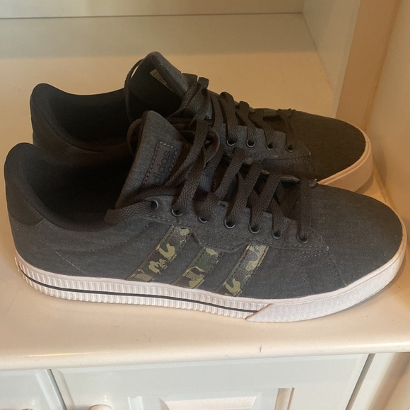 Men’s Size 10 Adidas Sneakers- Great Condition - Picture 3 of 4